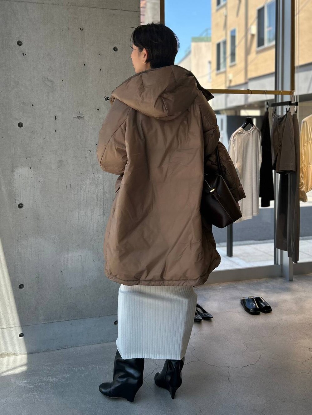 ホワイト系のその他トップス、ホワイト系のシャツ/ブラウス、ブラック系のスカートを着用したレディースの秋コーディネートの4枚目の写真