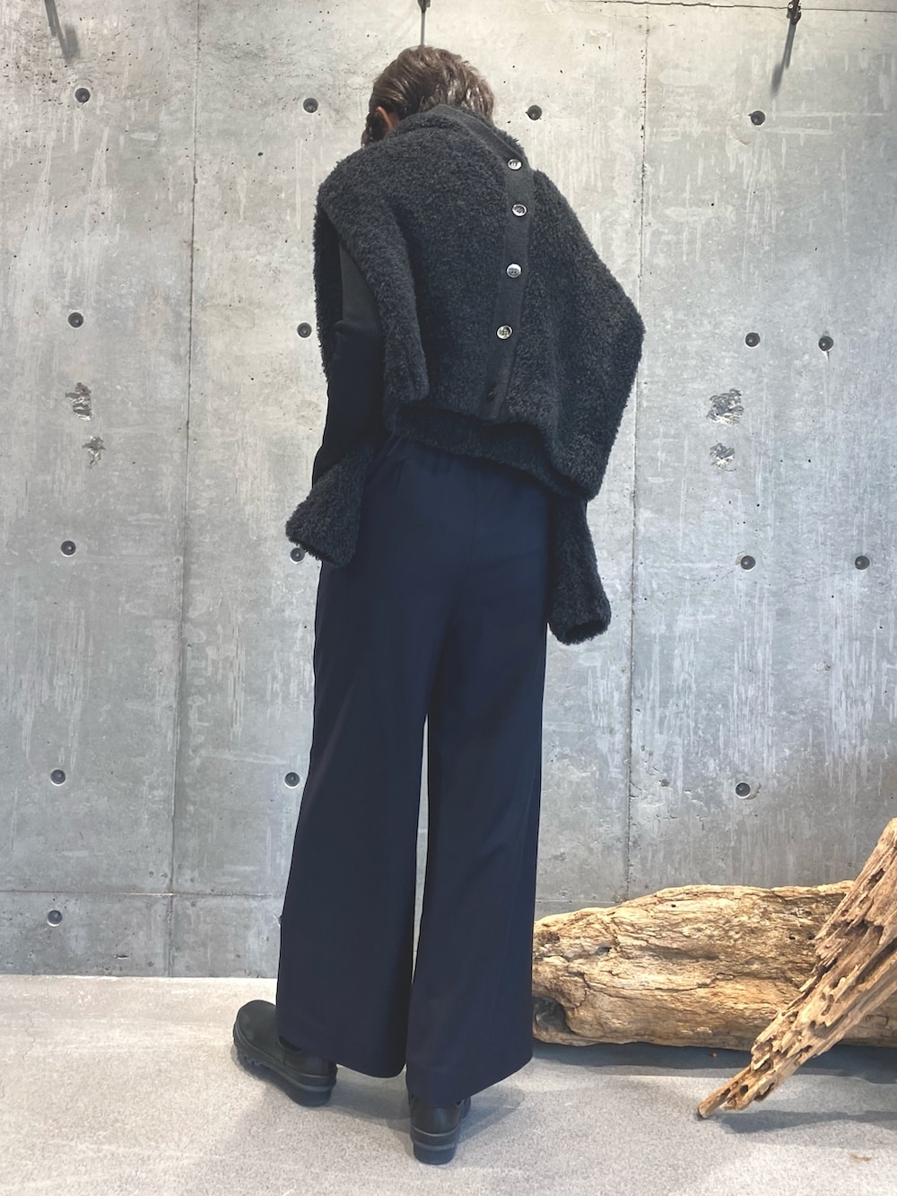 ブラック系のニット/セーター、グレー系のカーディガン/ボレロ、ブルー系のその他パンツを着用したレディースの秋コーディネートの4枚目の写真