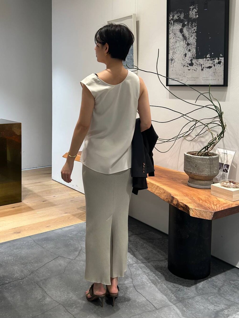 ホワイト系のシャツ/ブラウス、グレー系のスカートを着用したレディースの春コーディネートの6枚目の写真