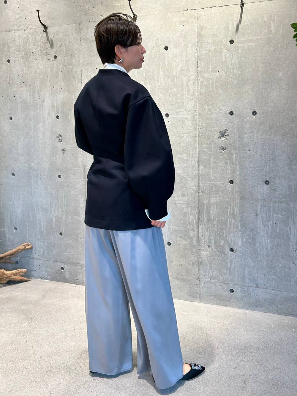グレー系のその他パンツ、ホワイト系のシャツ/ブラウス、ブルー系のカーディガン/ボレロを着用したレディースの秋コーディネートの3枚目の写真