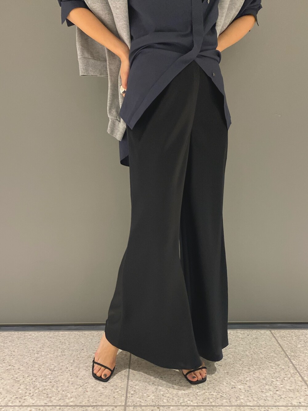 ブルー系のシャツ/ブラウス、ブラック系のその他パンツ、ブラック系のサンダルを着用したレディースの夏コーディネートの5枚目の写真