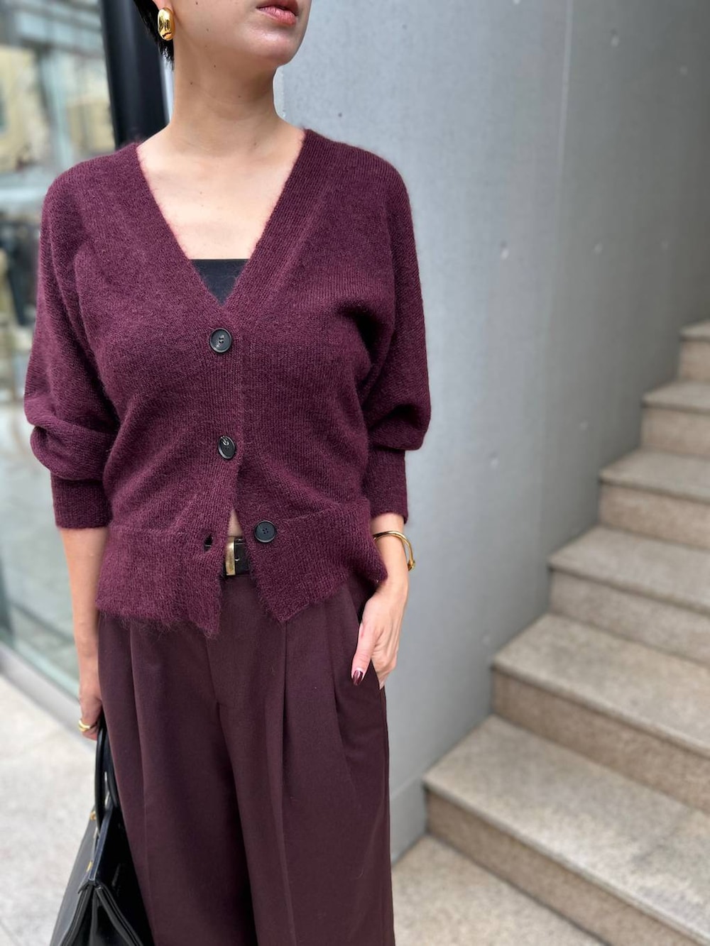 ブラック系のチューブトップ、ブラウン系のベルトを着用したレディースの秋コーディネートの5枚目の写真