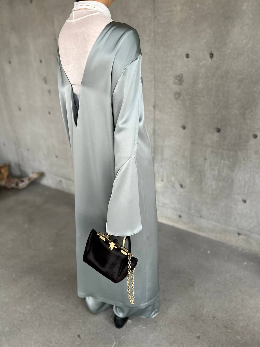 ホワイト系のその他トップス、グリーン系のその他パンツ、グリーン系のワンピースを着用したレディースの秋コーディネートの8枚目の写真