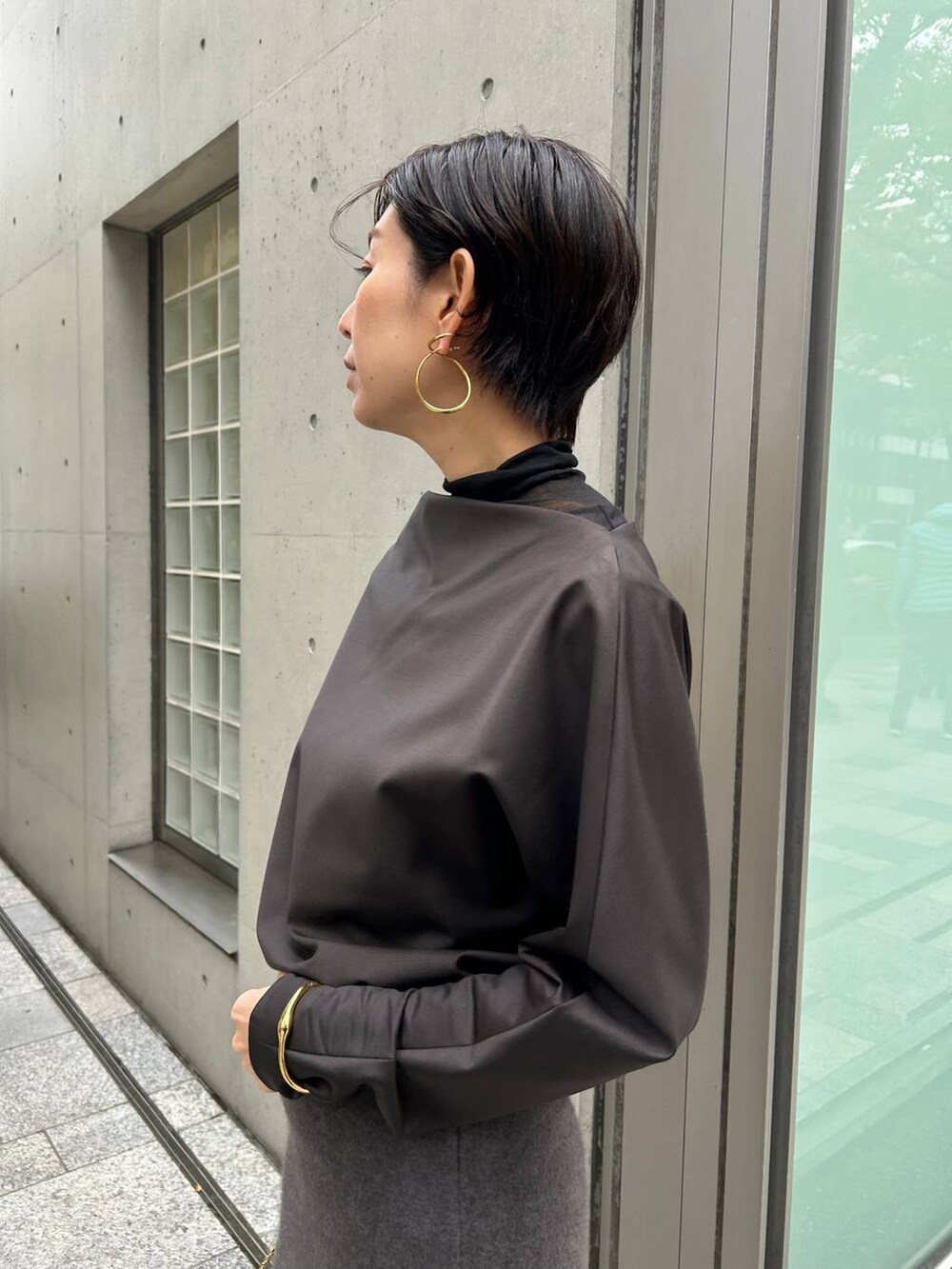 ブラック系のその他トップス、ブラック系のノーカラーコート、グレー系のスカートを着用したレディースの秋コーディネートの5枚目の写真