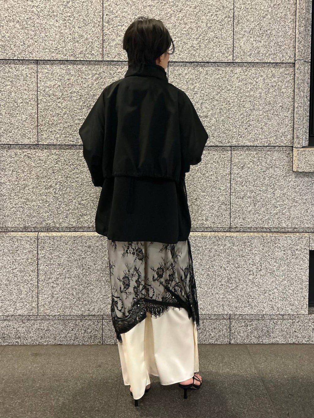 ホワイト系のその他パンツ、ブラック系のニット/セーター、ブラック系のワンピースを着用したレディースの冬コーディネートの4枚目の写真