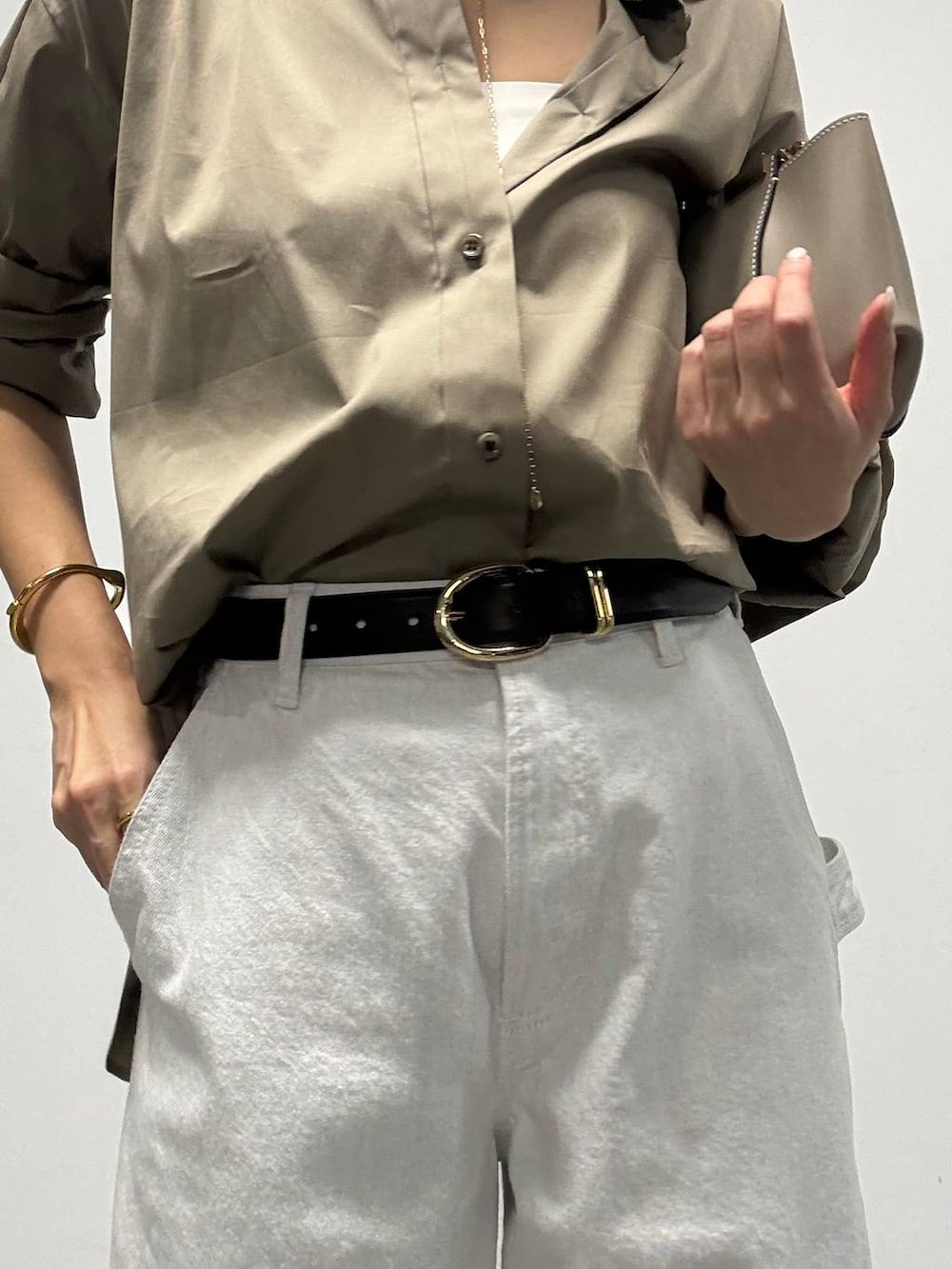 ホワイト系のデニムパンツ、ホワイト系のその他トップス、ブラウン系のベルトを着用したレディースの夏コーディネートの7枚目の写真