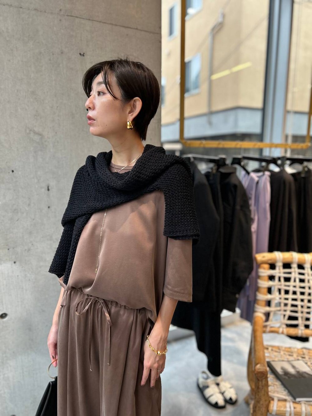 ブラウン系のその他パンツ、ブラック系のサンダル、ブラウン系のTシャツ/カットソーを着用したレディースの夏コーディネートの6枚目の写真