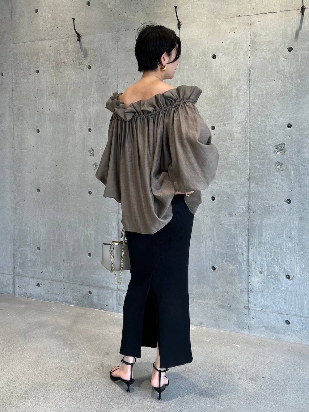 ブラウン系のシャツ/ブラウス、ブラック系のスカートを着用したレディースの春コーディネートの5枚目の写真