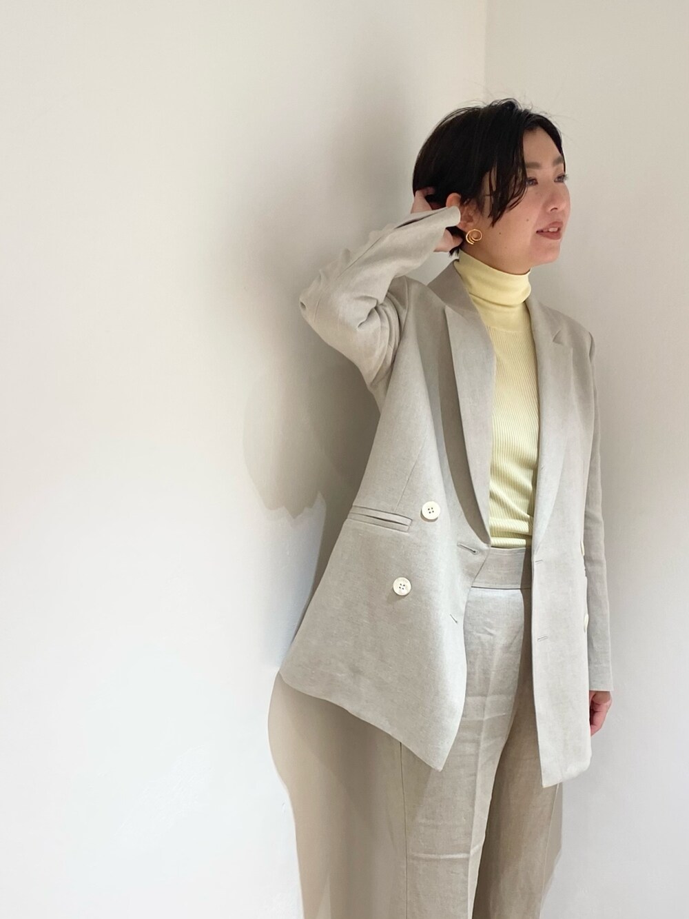 ベージュ系のテーラードジャケット、ベージュ系のスラックス、ベージュ系のシューズを着用したレディースの冬コーディネートの4枚目の写真