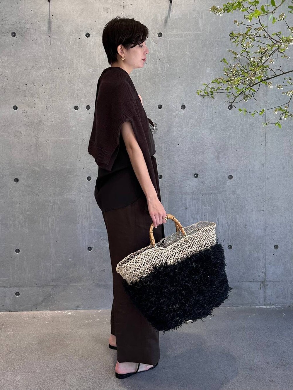 ブラウン系のシャツ/ブラウス、ブラウン系のカーディガン/ボレロ、ブラウン系のその他パンツを着用したレディースの春コーディネートの3枚目の写真