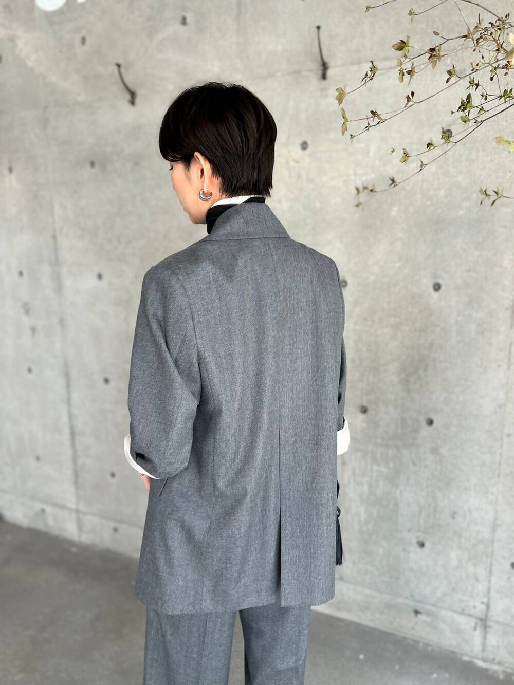 ホワイト系のその他トップス、ブラック系のニット/セーター、グレー系のテーラードジャケットを着用したレディースの秋コーディネートの7枚目の写真