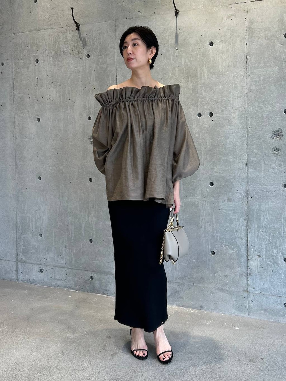 ブラウン系のシャツ/ブラウス、ブラック系のスカートを着用したレディースの春コーディネートの2枚目の写真