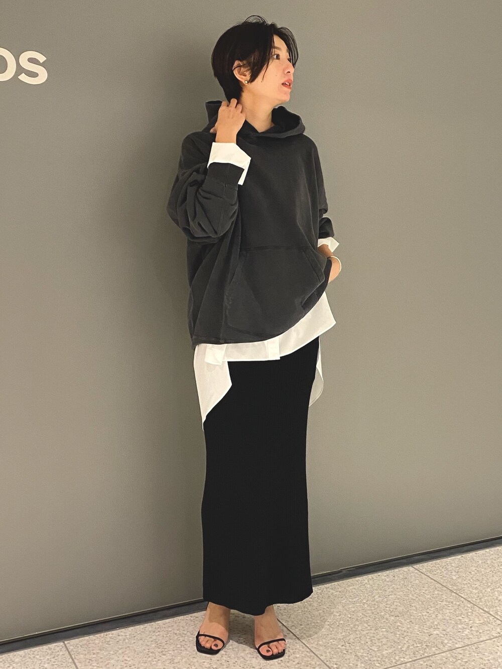 ホワイト系のシャツ/ブラウス、ブラック系のスカート、ブラック系のサンダルを着用したレディースの夏コーディネートの2枚目の写真