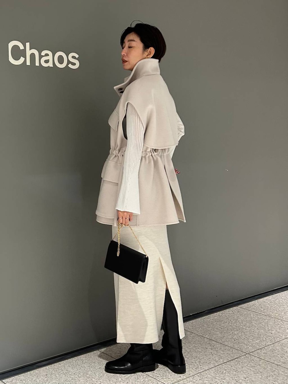 ホワイト系のその他アウター、ホワイト系のニット/セーター、ホワイト系のスカートを着用したレディースの秋コーディネートの3枚目の写真