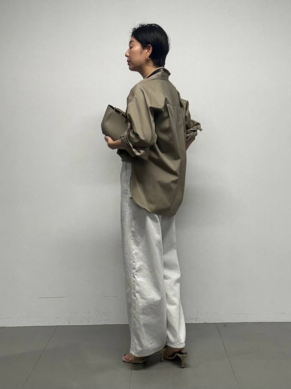 ホワイト系のデニムパンツ、ホワイト系のその他トップス、ブラウン系のベルトを着用したレディースの夏コーディネートの3枚目の写真