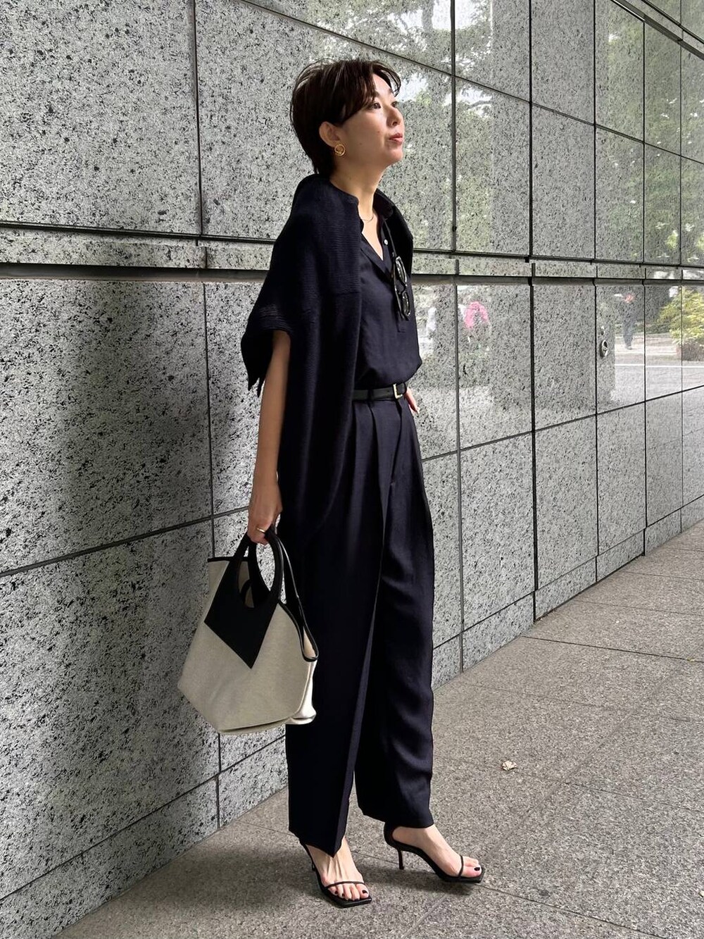 ブルー系のカーディガン/ボレロ、ブルー系のスラックス、ブルー系のシャツ/ブラウスを着用したレディースの春コーディネートの3枚目の写真