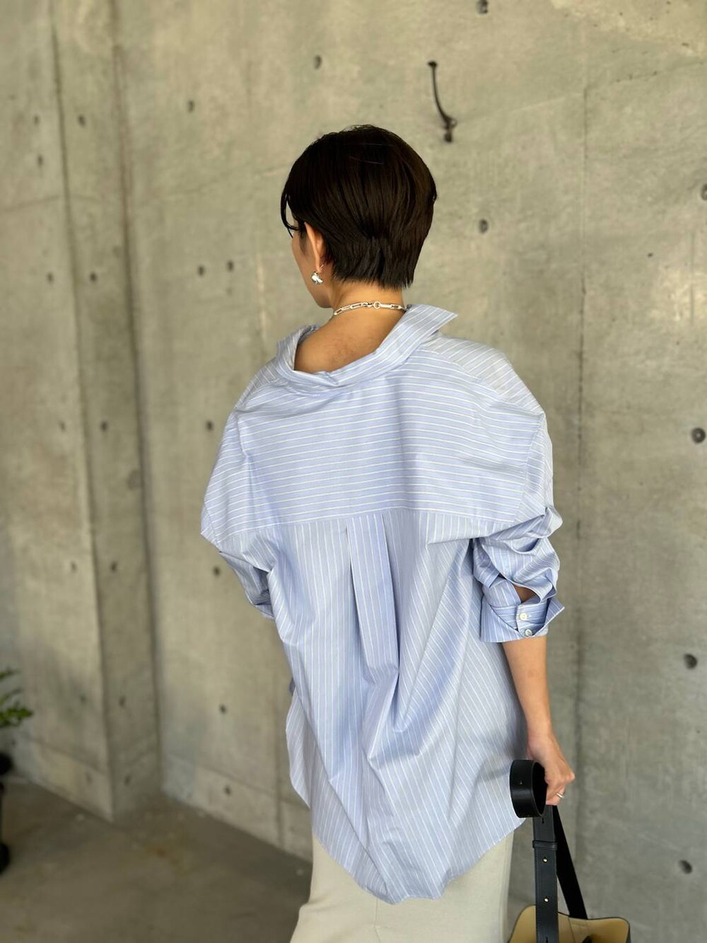 ブルー系のシャツ/ブラウス、グレー系のタンクトップ、グレー系のスカートを着用したレディースの夏コーディネートの6枚目の写真