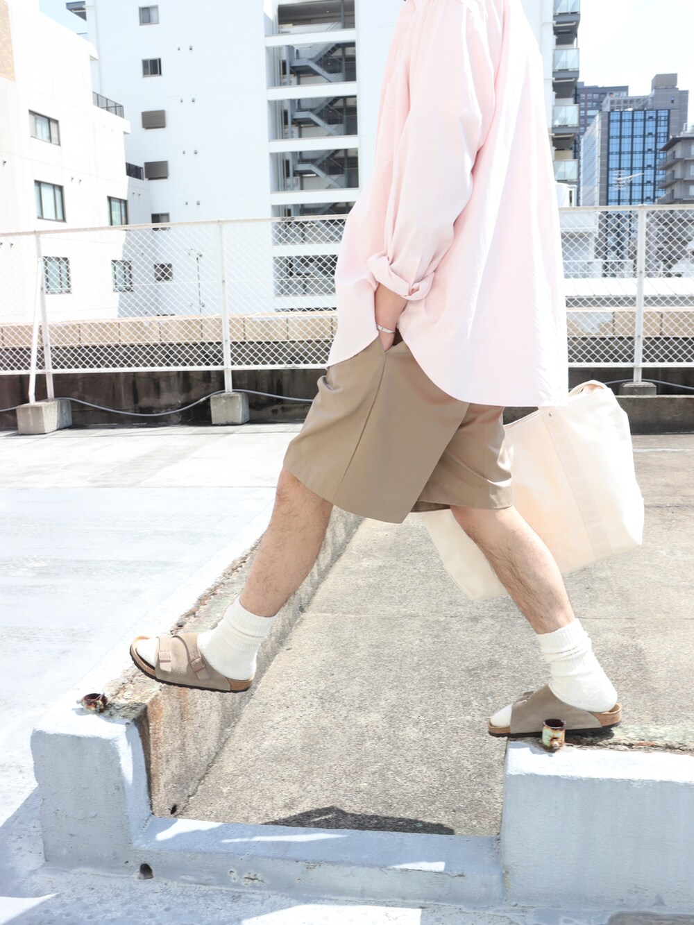 ピンク系のシャツ/ブラウス、ベージュ系のその他パンツ、ベージュ系のサンダルを着用したメンズの春コーディネートの2枚目の写真