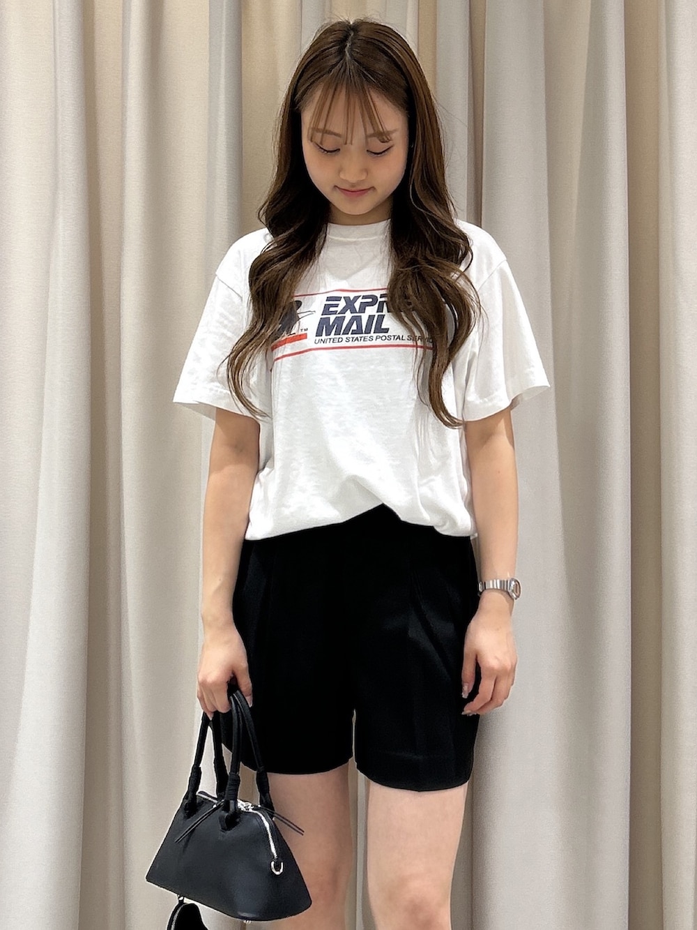 ブラック系のその他パンツ、ホワイト系のTシャツ/カットソー、ブラック系のボストンバッグを着用したレディースの夏コーディネートの5枚目の写真