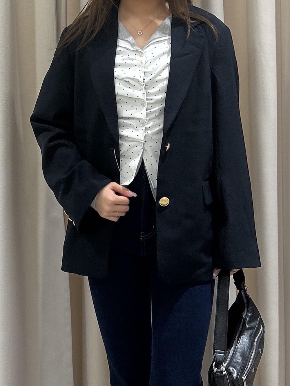 ブルー系のテーラードジャケット、ホワイト系のTシャツ/カットソー、ブラック系のデニムパンツを着用したレディースの秋コーディネートの5枚目の写真