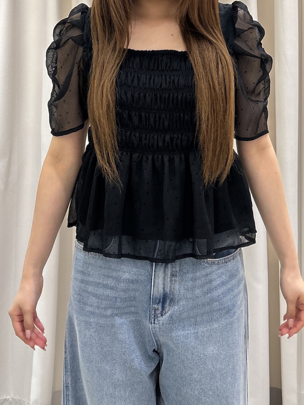 ブラック系のシャツ/ブラウス、ブルー系のデニムパンツ、ブラック系のハンドバッグを着用したレディースの夏コーディネートの5枚目の写真