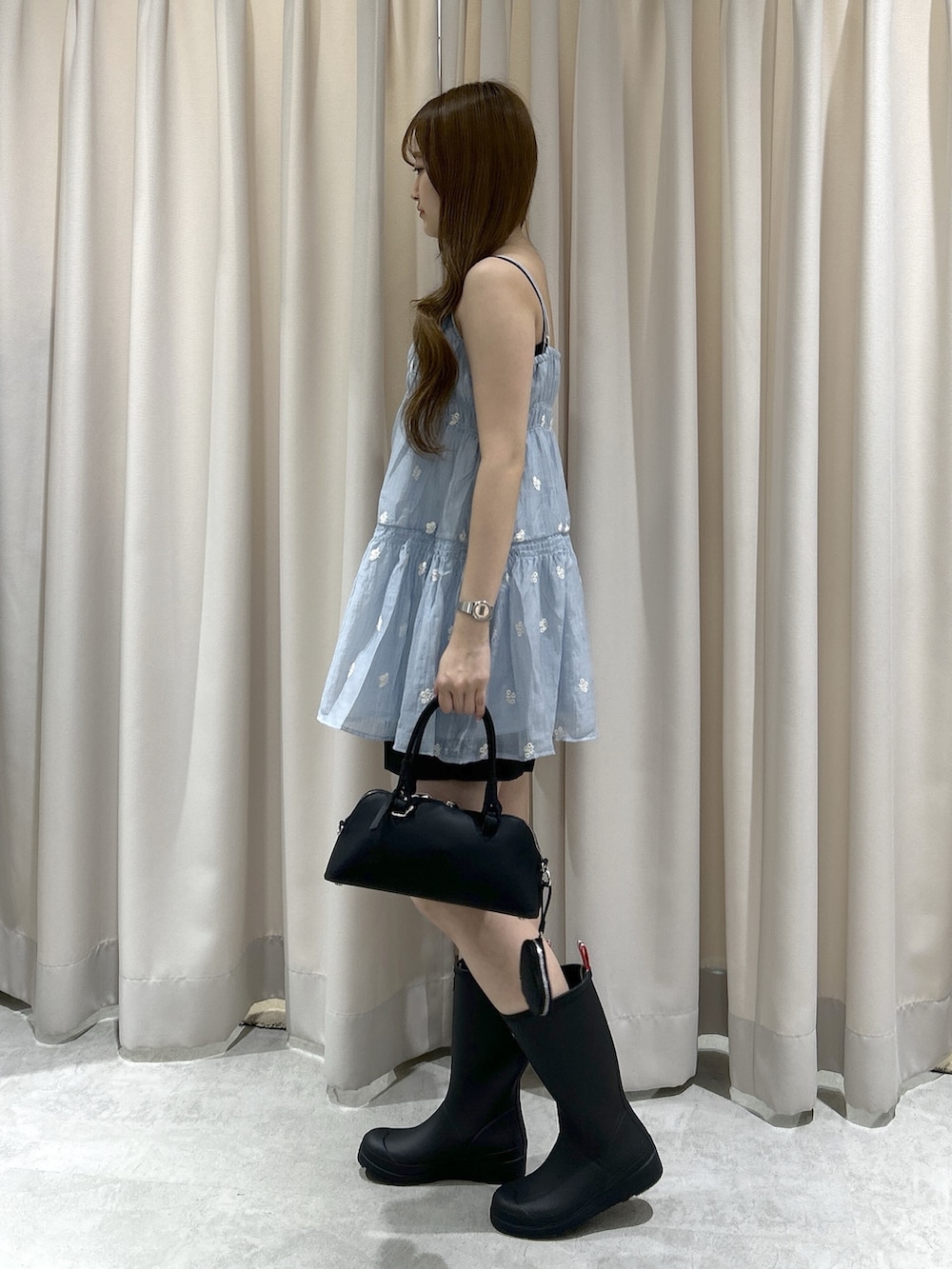 ブルー系のワンピース、ブラック系のその他パンツ、ブラック系のキャミソールを着用したレディースの夏コーディネートの2枚目の写真