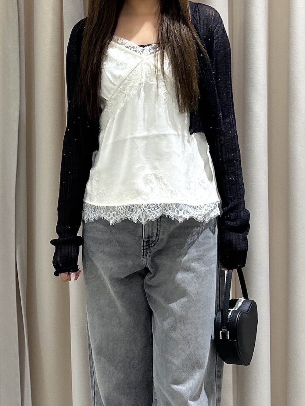 ブラック系のTシャツ/カットソー、ホワイト系のシャツ/ブラウス、ブラック系のデニムパンツを着用したレディースの夏コーディネートの5枚目の写真