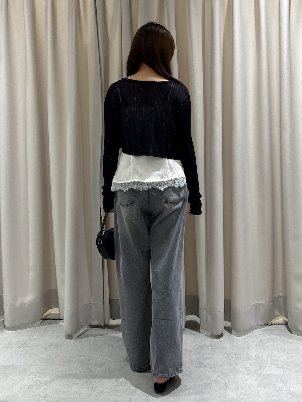 ブラック系のTシャツ/カットソー、ホワイト系のシャツ/ブラウス、ブラック系のデニムパンツを着用したレディースの夏コーディネートの4枚目の写真