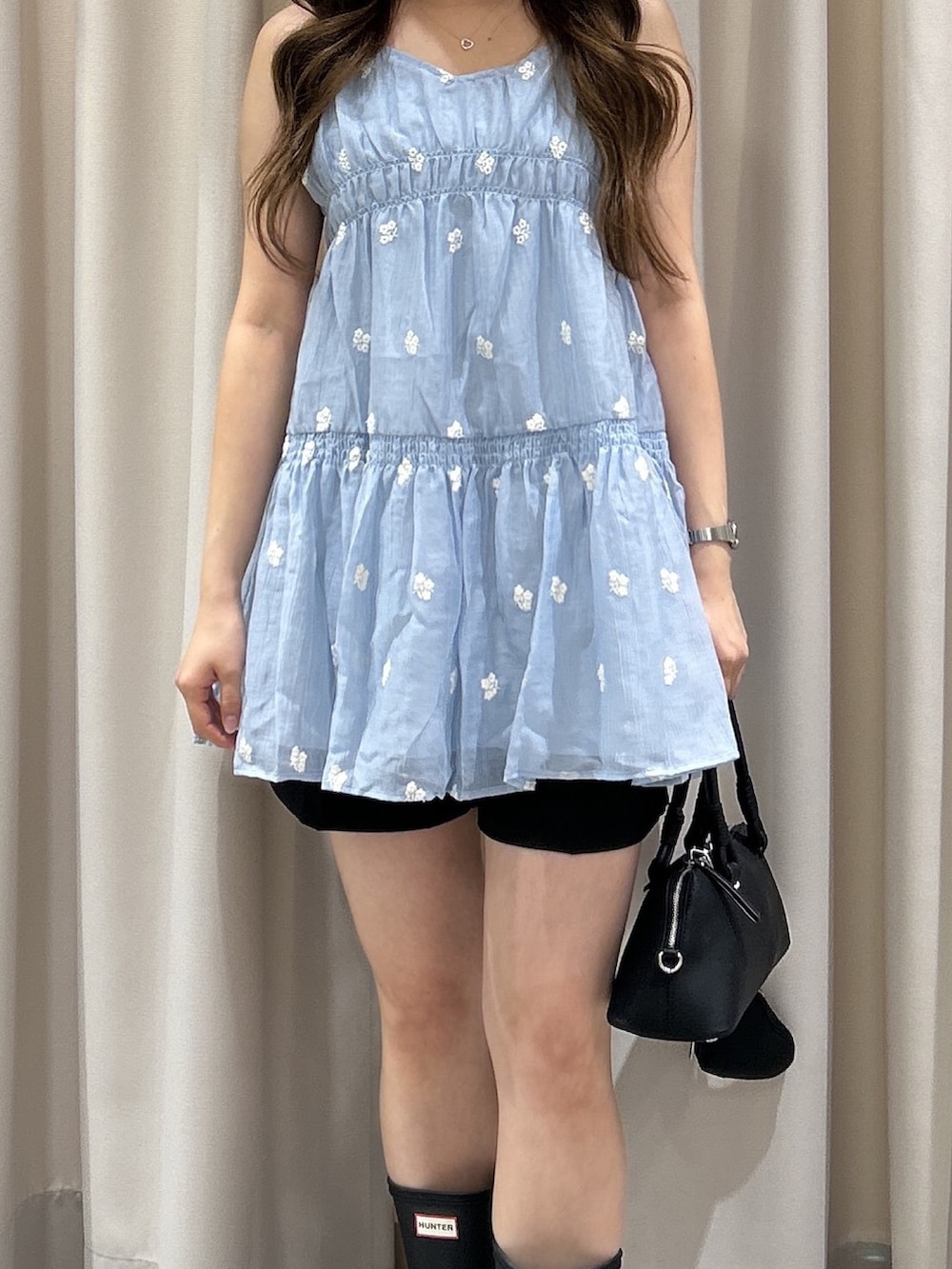ブルー系のワンピース、ブラック系のその他パンツ、ブラック系のキャミソールを着用したレディースの夏コーディネートの4枚目の写真