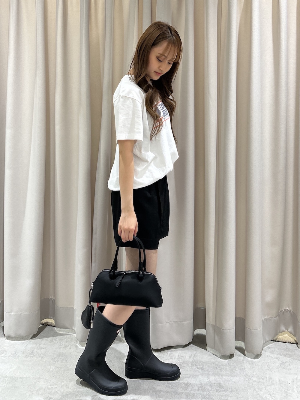 ブラック系のその他パンツ、ホワイト系のTシャツ/カットソー、ブラック系のボストンバッグを着用したレディースの夏コーディネートの3枚目の写真