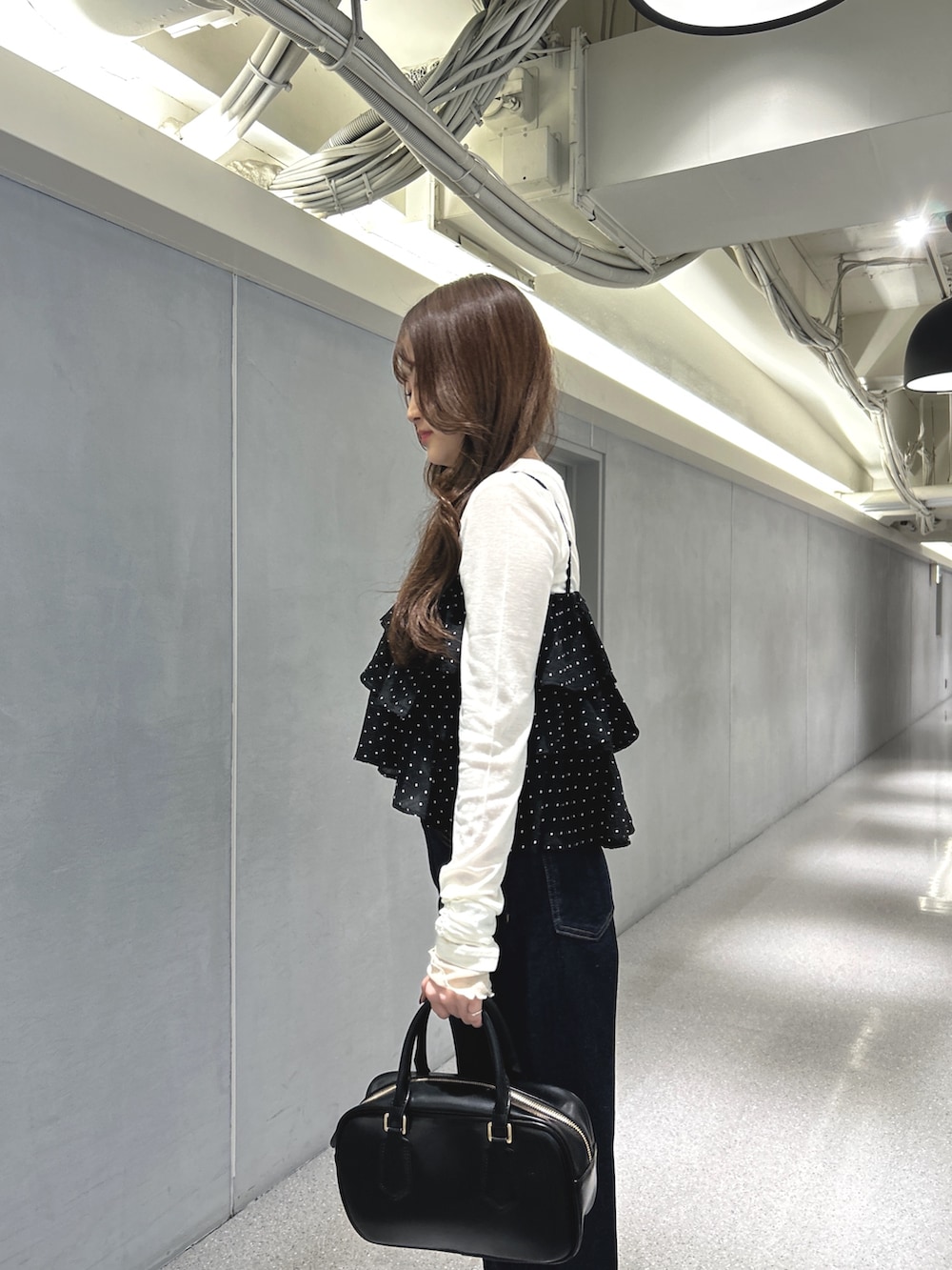 ブラック系のシャツ/ブラウス、ホワイト系のTシャツ/カットソー、ブルー系のデニムパンツを着用したレディースの春コーディネートの4枚目の写真