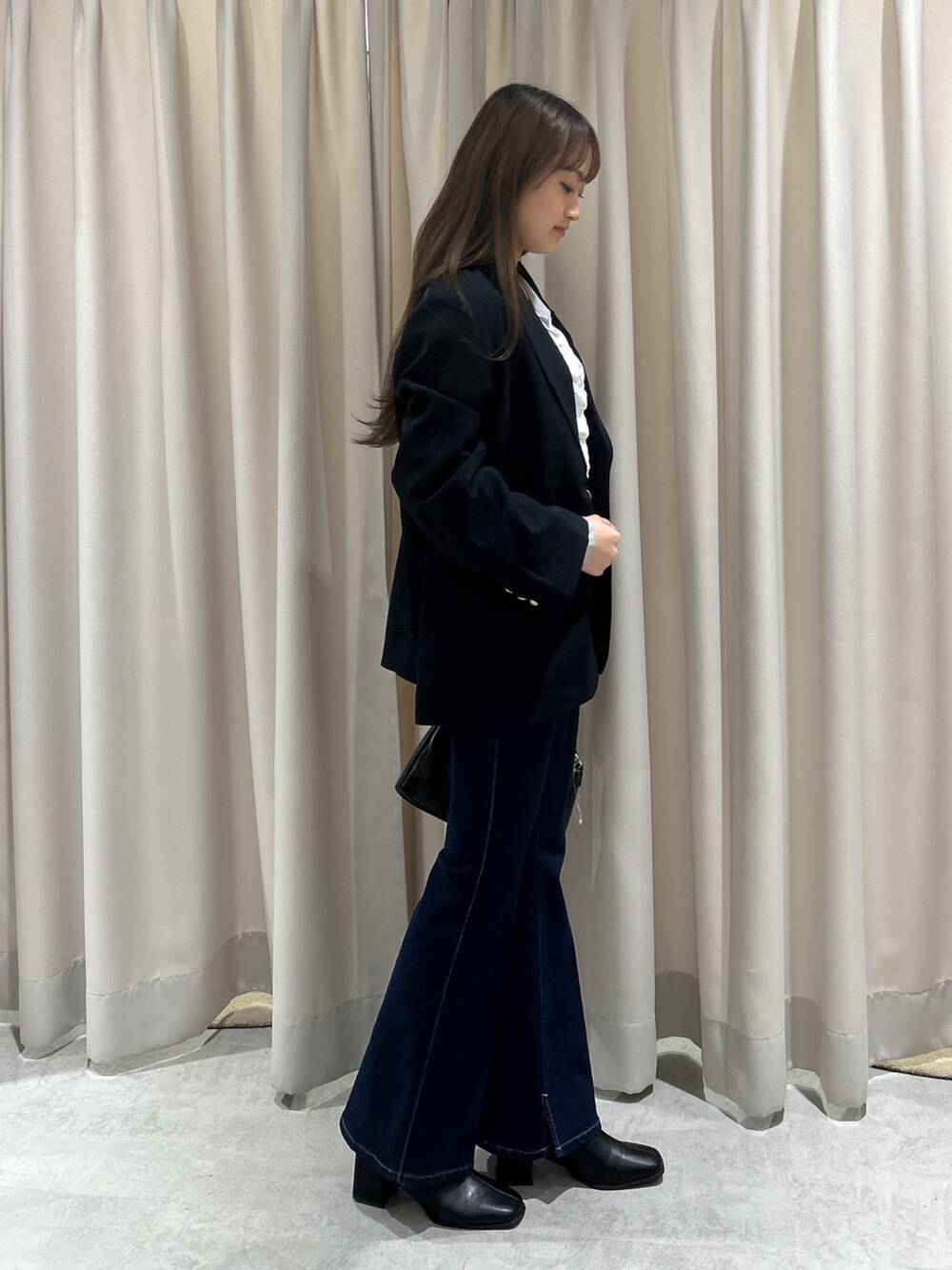 ブルー系のテーラードジャケット、ホワイト系のTシャツ/カットソー、ブラック系のデニムパンツを着用したレディースの秋コーディネートの2枚目の写真