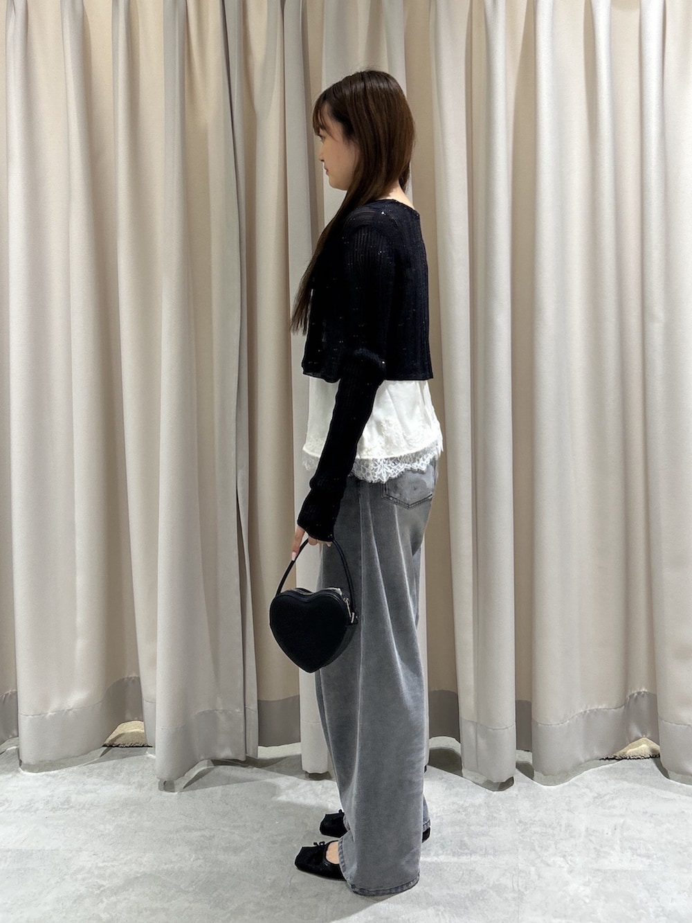 ブラック系のTシャツ/カットソー、ホワイト系のシャツ/ブラウス、ブラック系のデニムパンツを着用したレディースの夏コーディネートの2枚目の写真