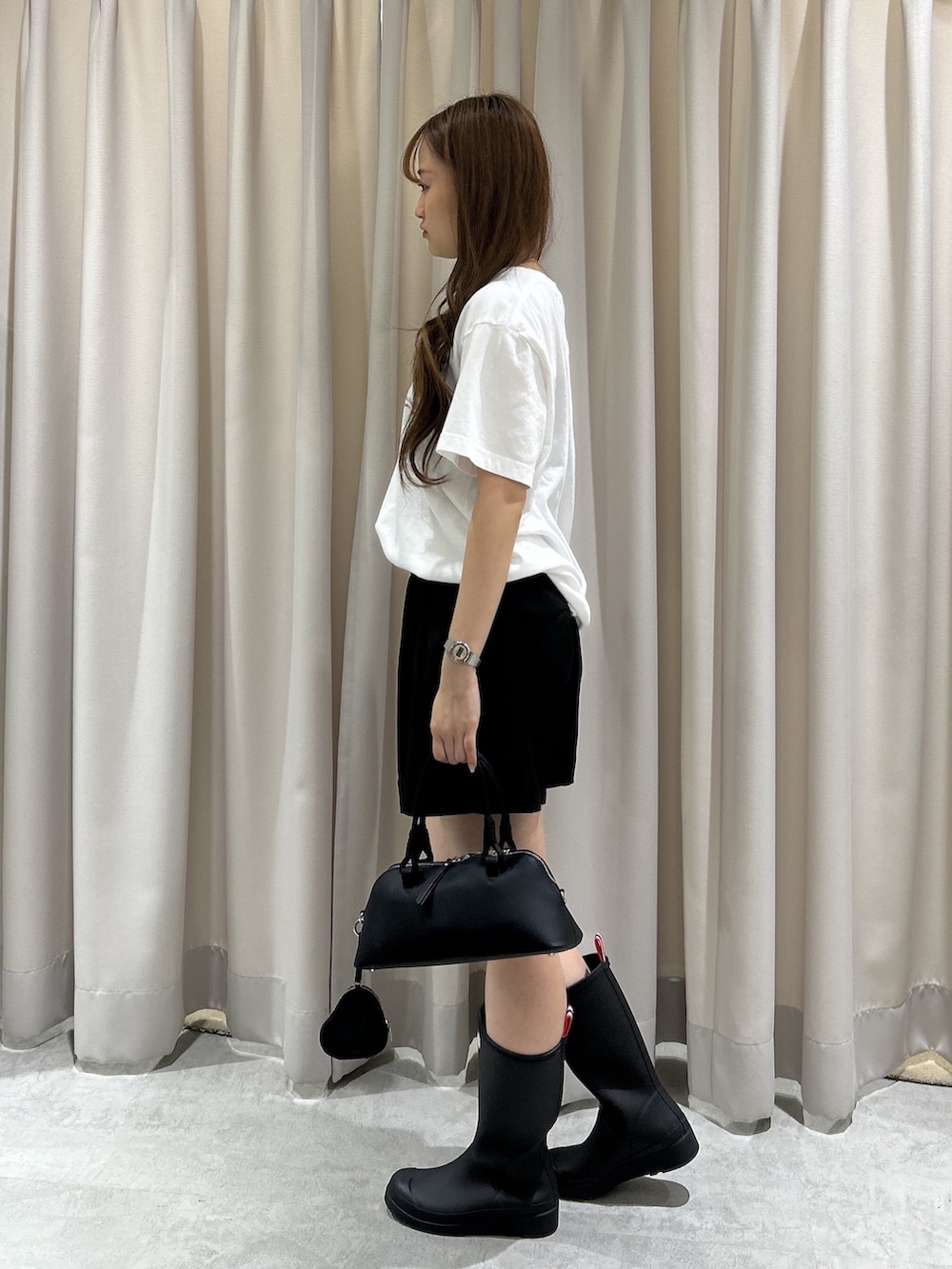 ブラック系のその他パンツ、ホワイト系のTシャツ/カットソー、ブラック系のボストンバッグを着用したレディースの夏コーディネートの2枚目の写真