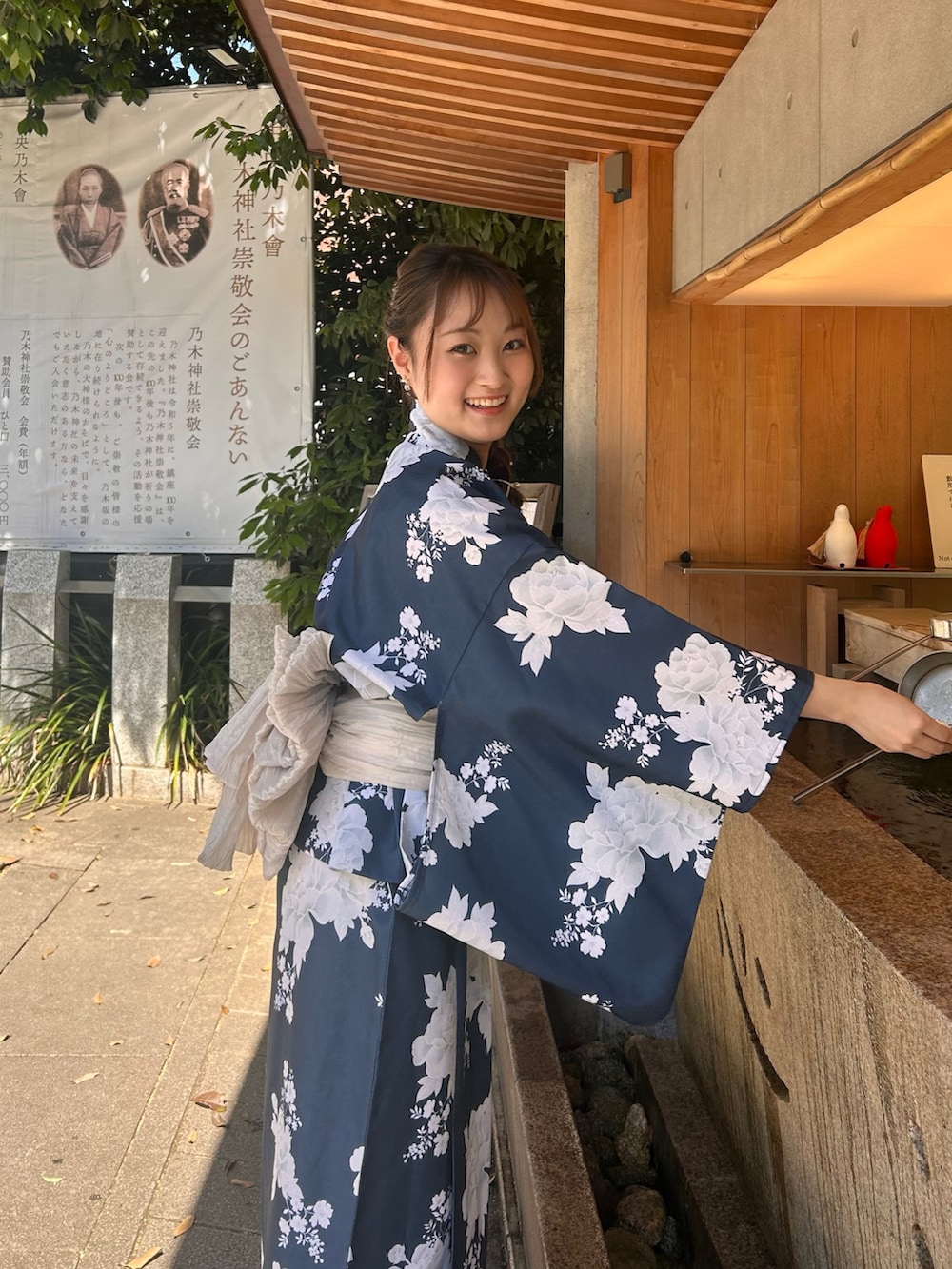 ブラック系のサンダル、ブルー系の浴衣を着用したレディースの夏コーディネートの6枚目の写真