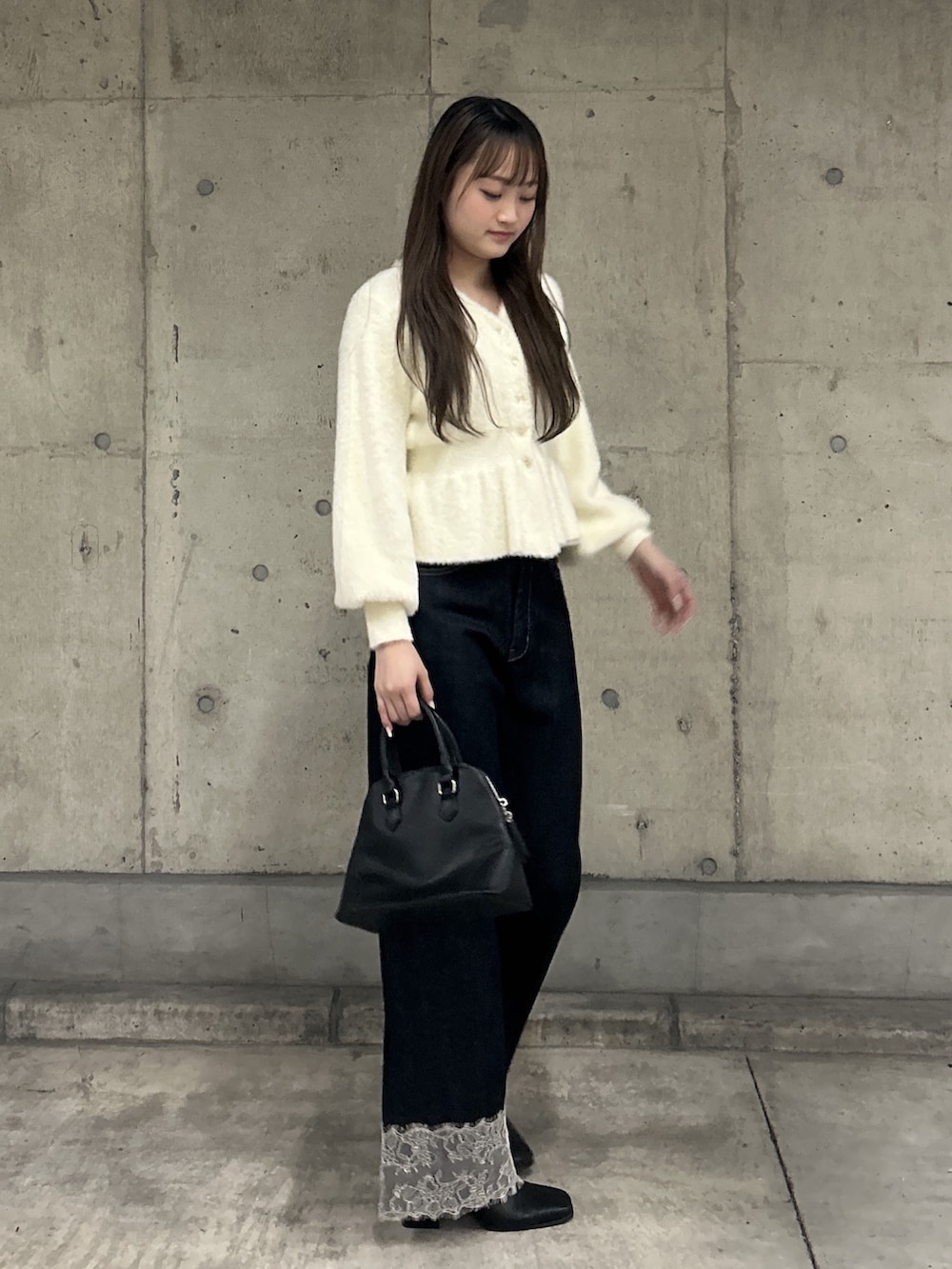 ホワイト系のニット/セーター、ブルー系のデニムパンツ、ブラック系のショルダーバッグを着用したレディースの秋コーディネートの7枚目の写真