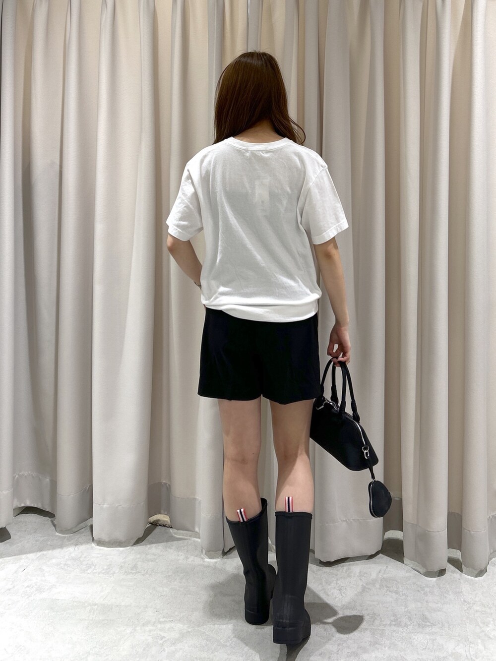 ブラック系のその他パンツ、ホワイト系のTシャツ/カットソー、ブラック系のボストンバッグを着用したレディースの夏コーディネートの4枚目の写真
