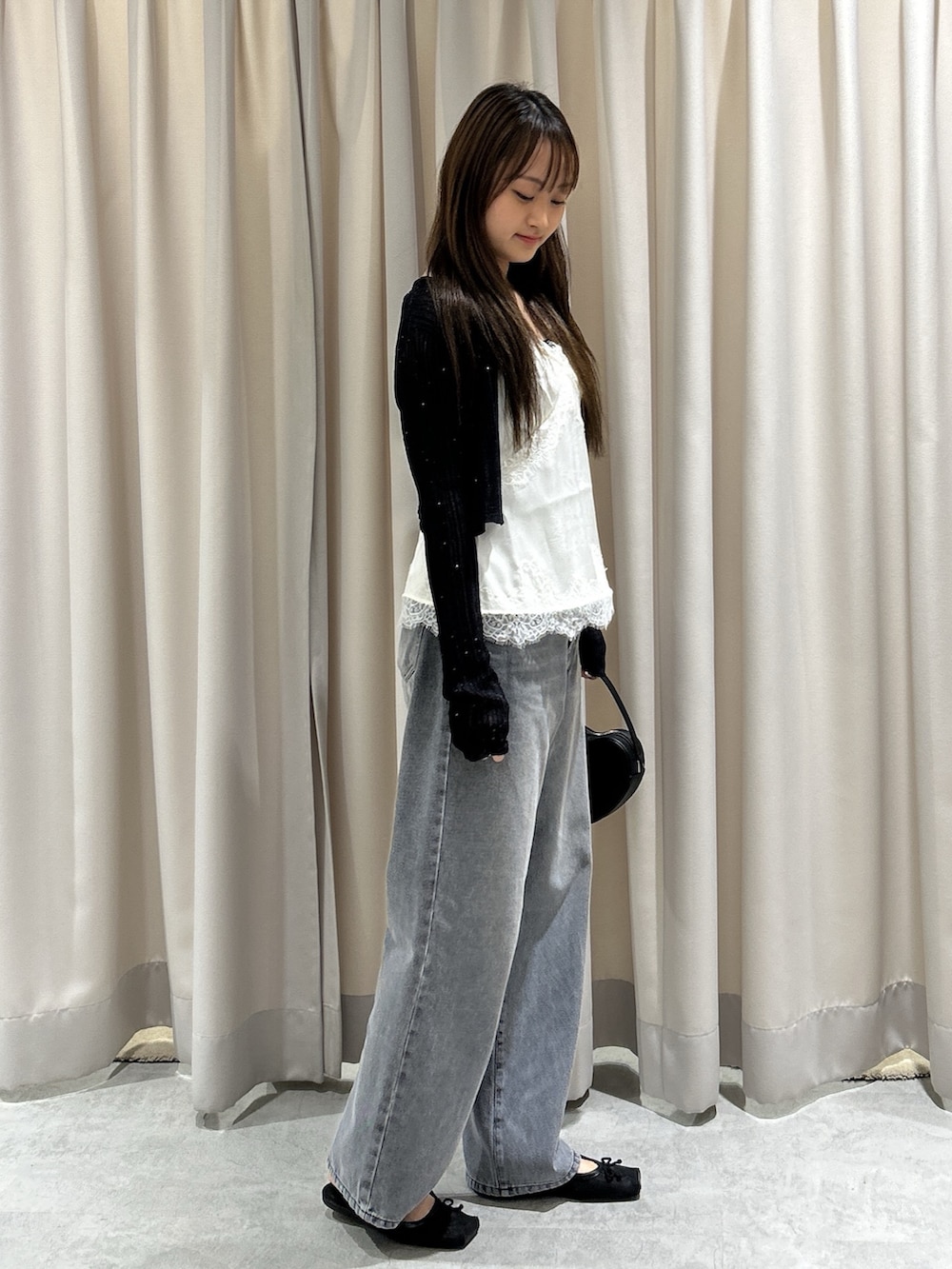 ブラック系のTシャツ/カットソー、ホワイト系のシャツ/ブラウス、ブラック系のデニムパンツを着用したレディースの夏コーディネートの3枚目の写真