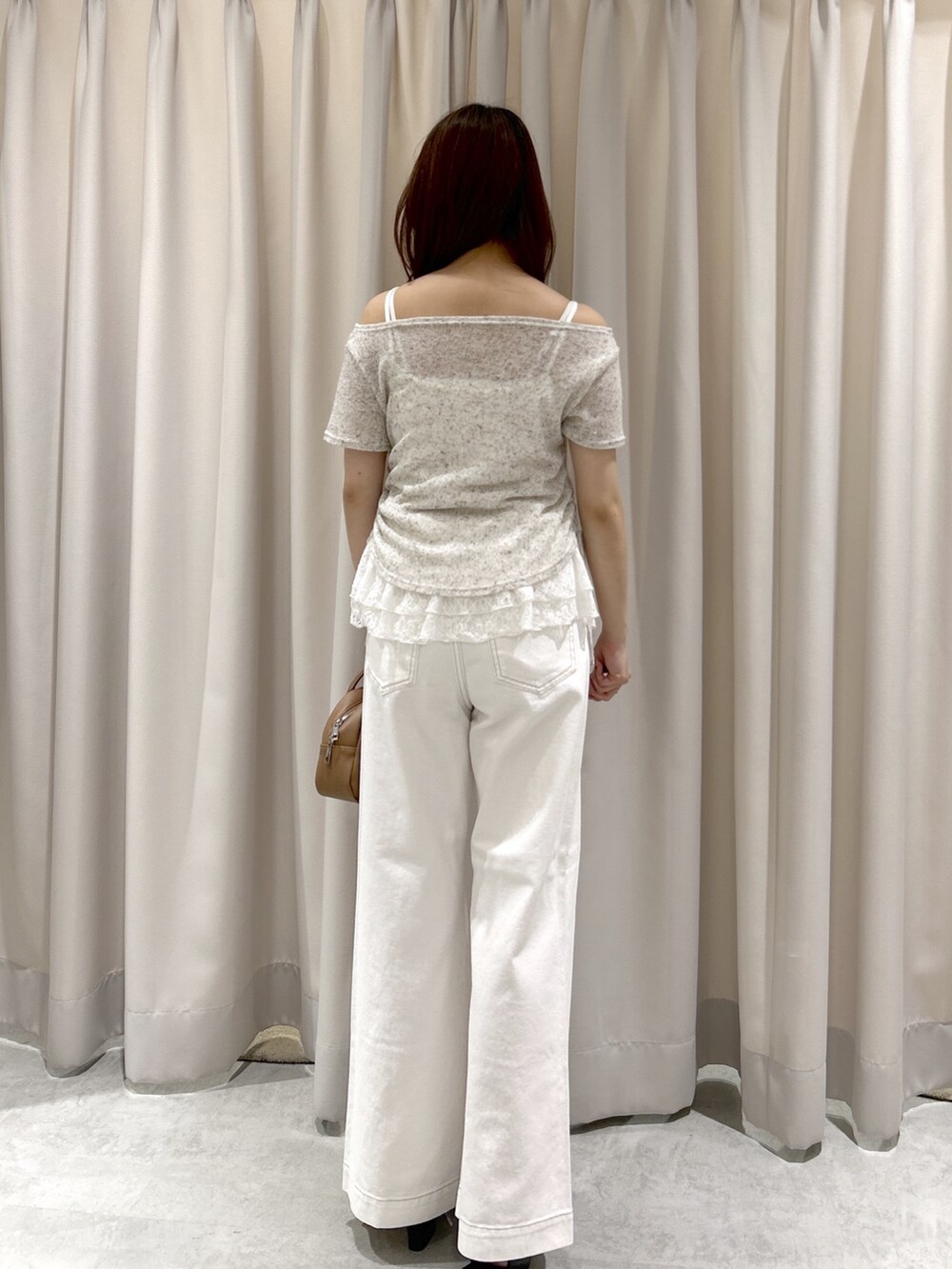 ホワイト系のTシャツ/カットソー、ホワイト系のデニムパンツ、ブラック系のパンプスを着用したレディースの夏コーディネートの3枚目の写真