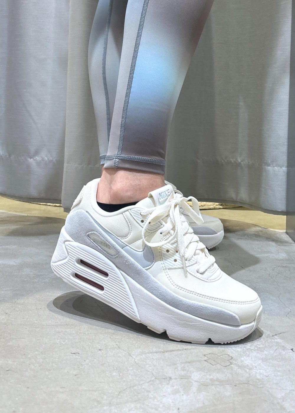 ホワイト系のスニーカー、グレー系のその他アウター、ブルー系のレギンス/スパッツを着用したレディースの秋コーディネートの8枚目の写真