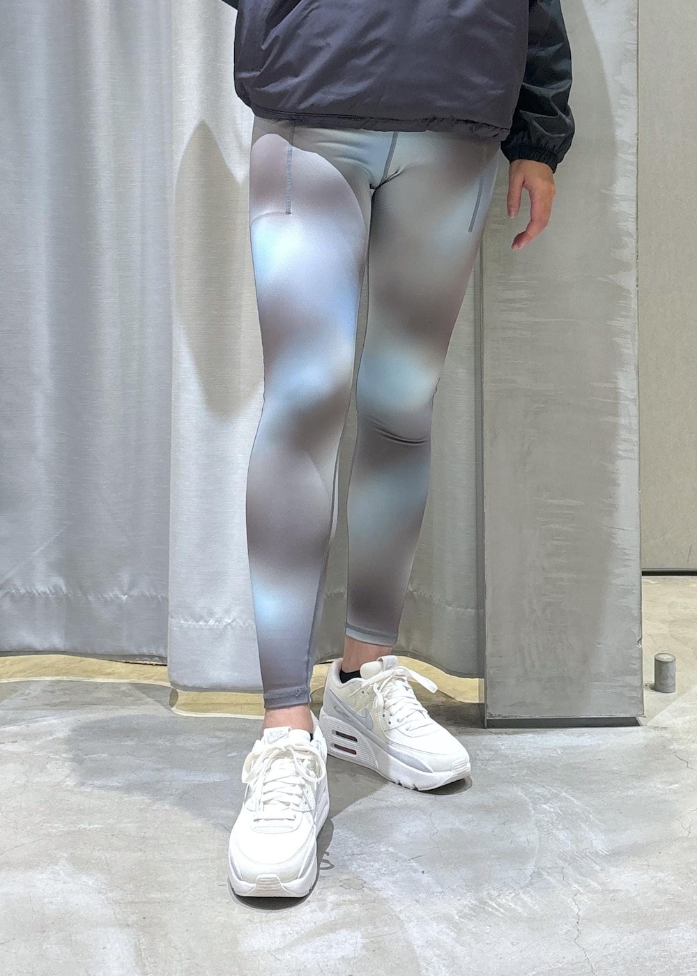 ホワイト系のスニーカー、グレー系のその他アウター、ブルー系のレギンス/スパッツを着用したレディースの秋コーディネートの6枚目の写真