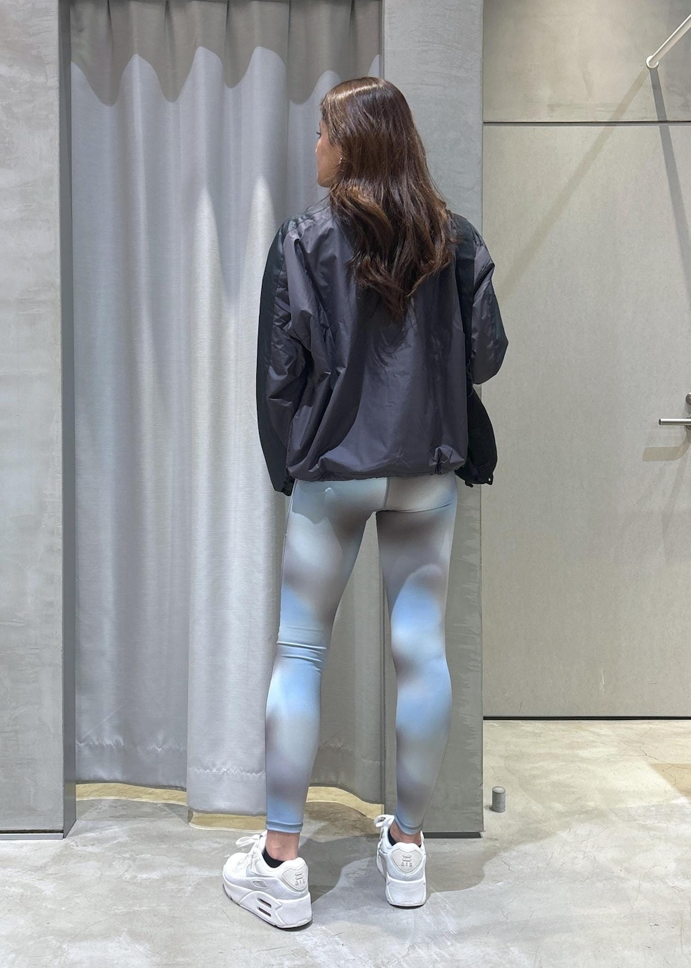 ホワイト系のスニーカー、グレー系のその他アウター、ブルー系のレギンス/スパッツを着用したレディースの秋コーディネートの3枚目の写真