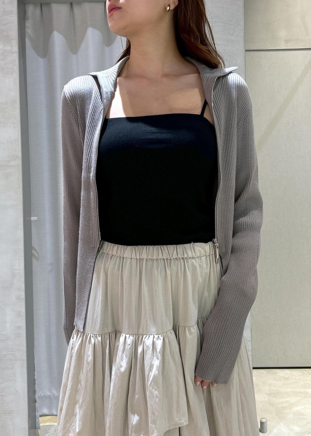 「初秋コーデ、秋コーデ、デートコーデ、お出かけコーデ、旅行コーデ、スポーツミックス、スカートスタイル、体型カバー、きれいめコーデ、ベーシック、NERGY、ナチュラル、ブルべ冬、混合、高身長」｜「NIKEの【NIKE】ナイキ エア マックス 90 ウィメンズシューズ（スニーカー、ブラック系）」を使った、YUKIさん（レディース・166cm）の秋コーディネートの5枚目の写真
