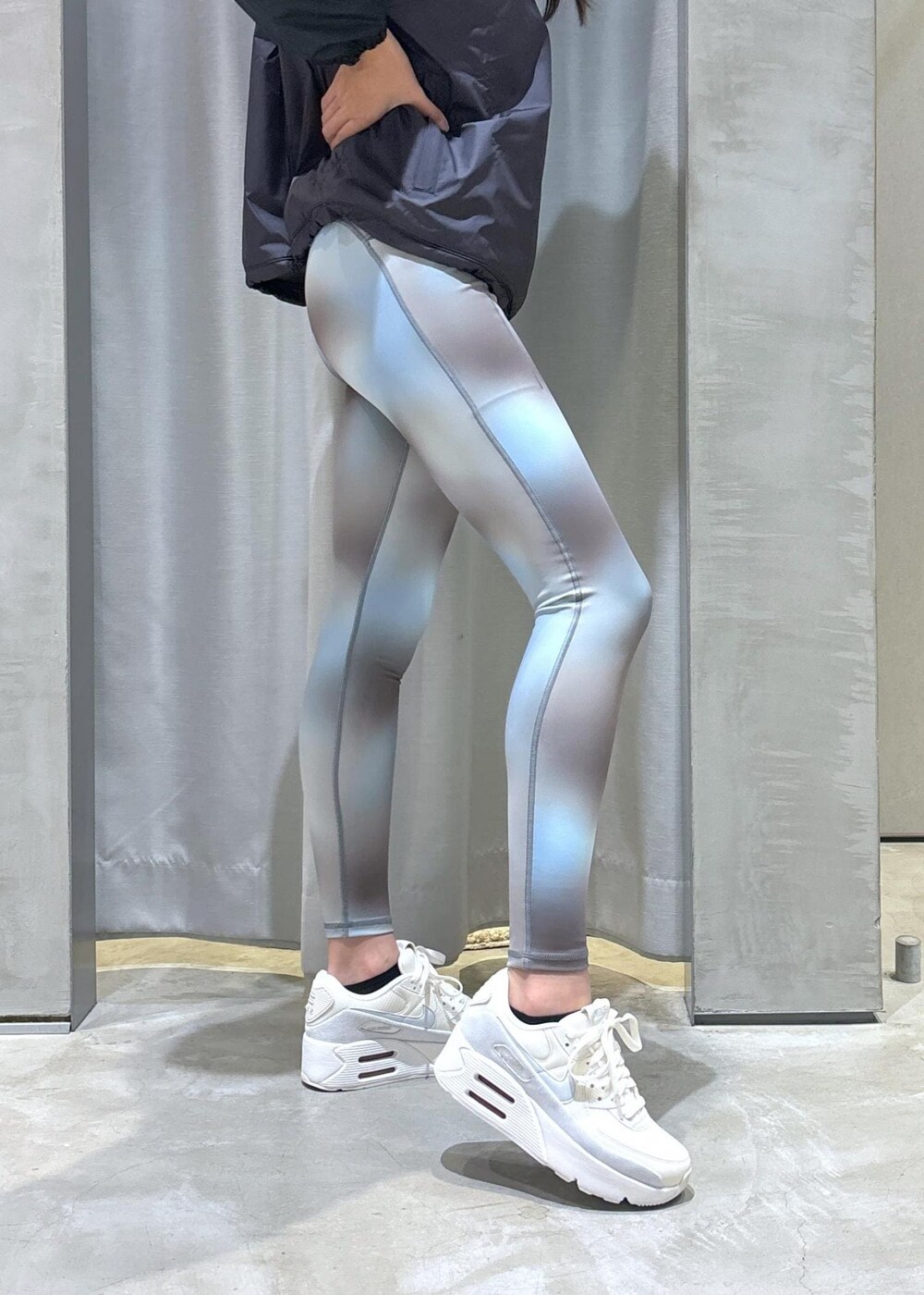 ホワイト系のスニーカー、グレー系のその他アウター、ブルー系のレギンス/スパッツを着用したレディースの秋コーディネートの7枚目の写真