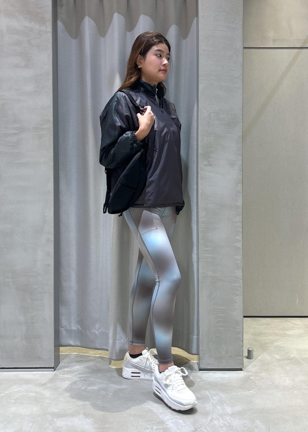 ホワイト系のスニーカー、グレー系のその他アウター、ブルー系のレギンス/スパッツを着用したレディースの秋コーディネートの2枚目の写真