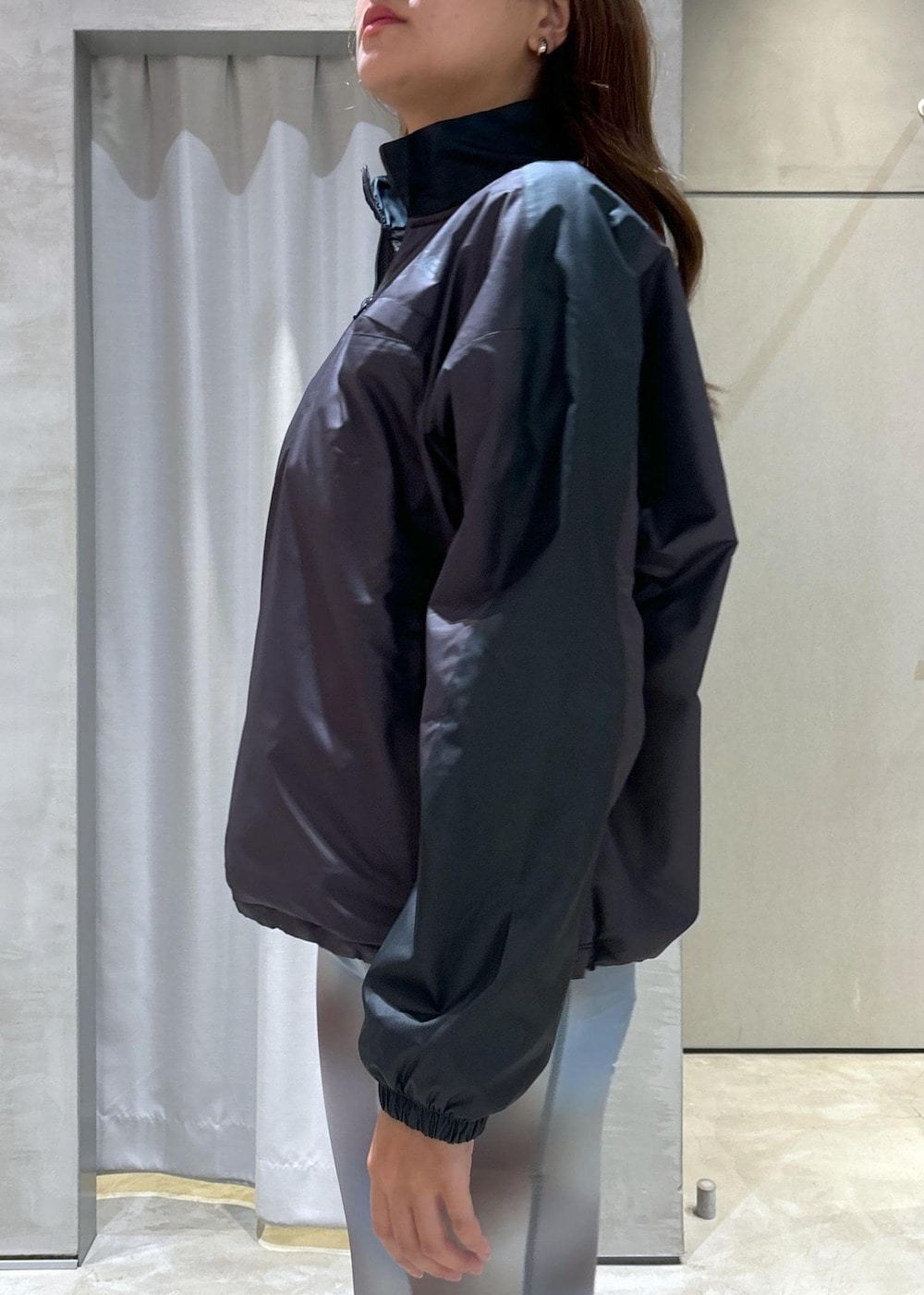 ホワイト系のスニーカー、グレー系のその他アウター、ブルー系のレギンス/スパッツを着用したレディースの秋コーディネートの5枚目の写真