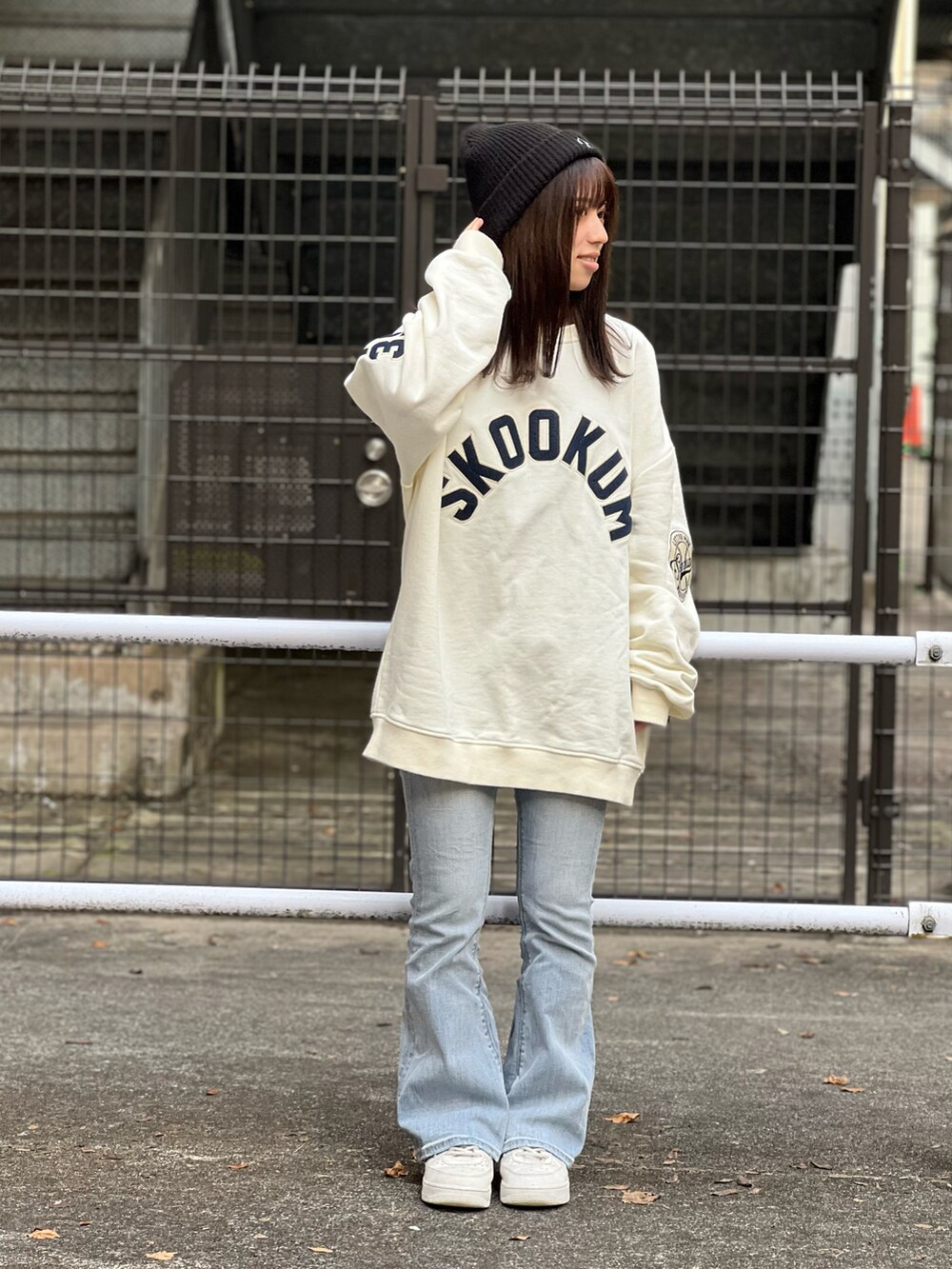 「低身長、ストリート、ストリート系女子、ゆるコーデ、メンズライク、ビッグシルエット、skookum、スウェット、デニム、フレアパンツ、ニット帽、NIKE、白スニーカー」｜「SKOOKUMのSKOOKUM LOGO SWEAT/スクーカム ロゴスウェット（スウェット、ホワイト系）」を使った、まぁたろ🧸さん（レディース・148cm）の冬コーディネートの2枚目の写真