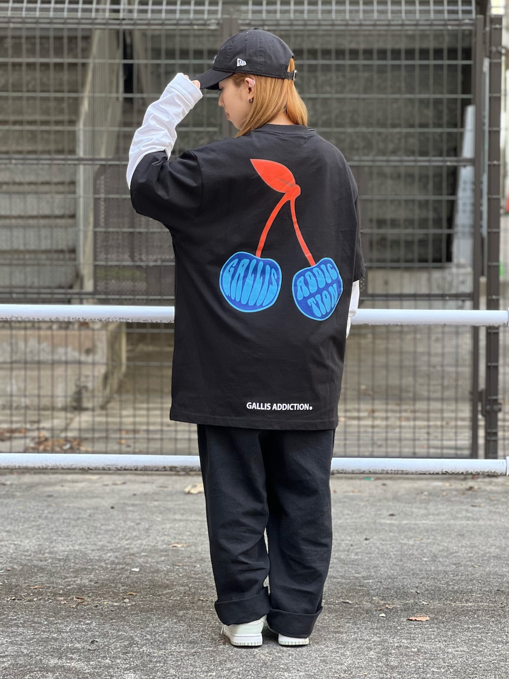 ブラック系のTシャツ/カットソー、ブラック系のデニムパンツを着用したレディースの春コーディネートの2枚目の写真