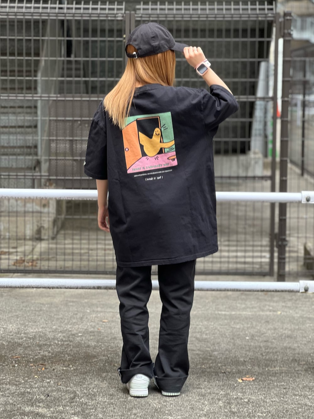 ブラック系のTシャツ/カットソー、ブラック系のチノパンツを着用したレディースの夏コーディネートの2枚目の写真