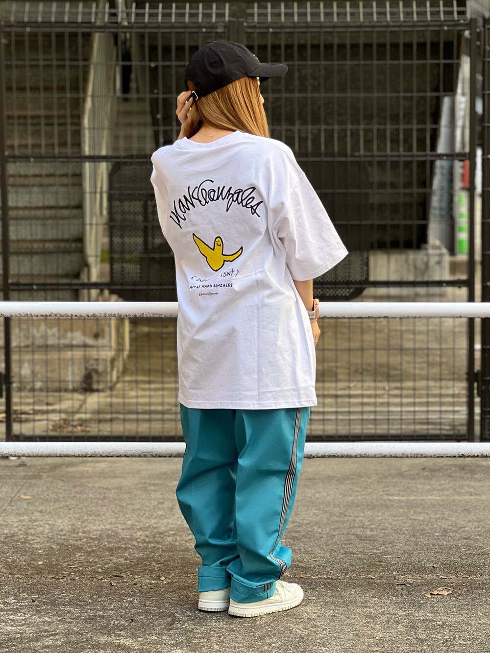 ホワイト系のTシャツ/カットソー、ブルー系のその他パンツを着用したレディースの春コーディネートの2枚目の写真